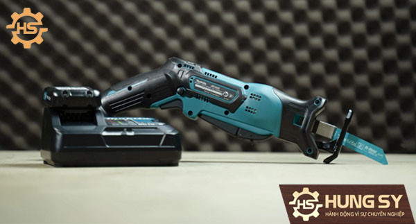 Máy cưa kiếm dùng pin Makita JR105DSYE