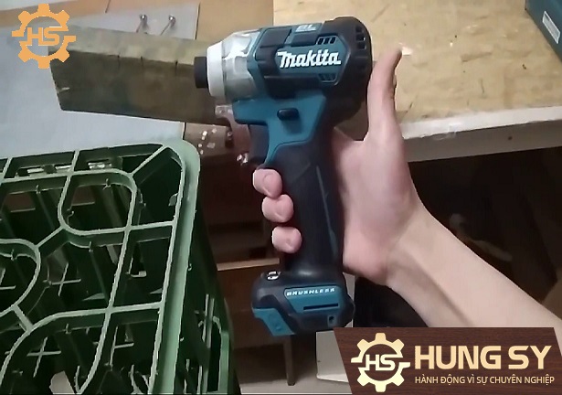 Máy bắt vít dùng pin Makita TD111DZ